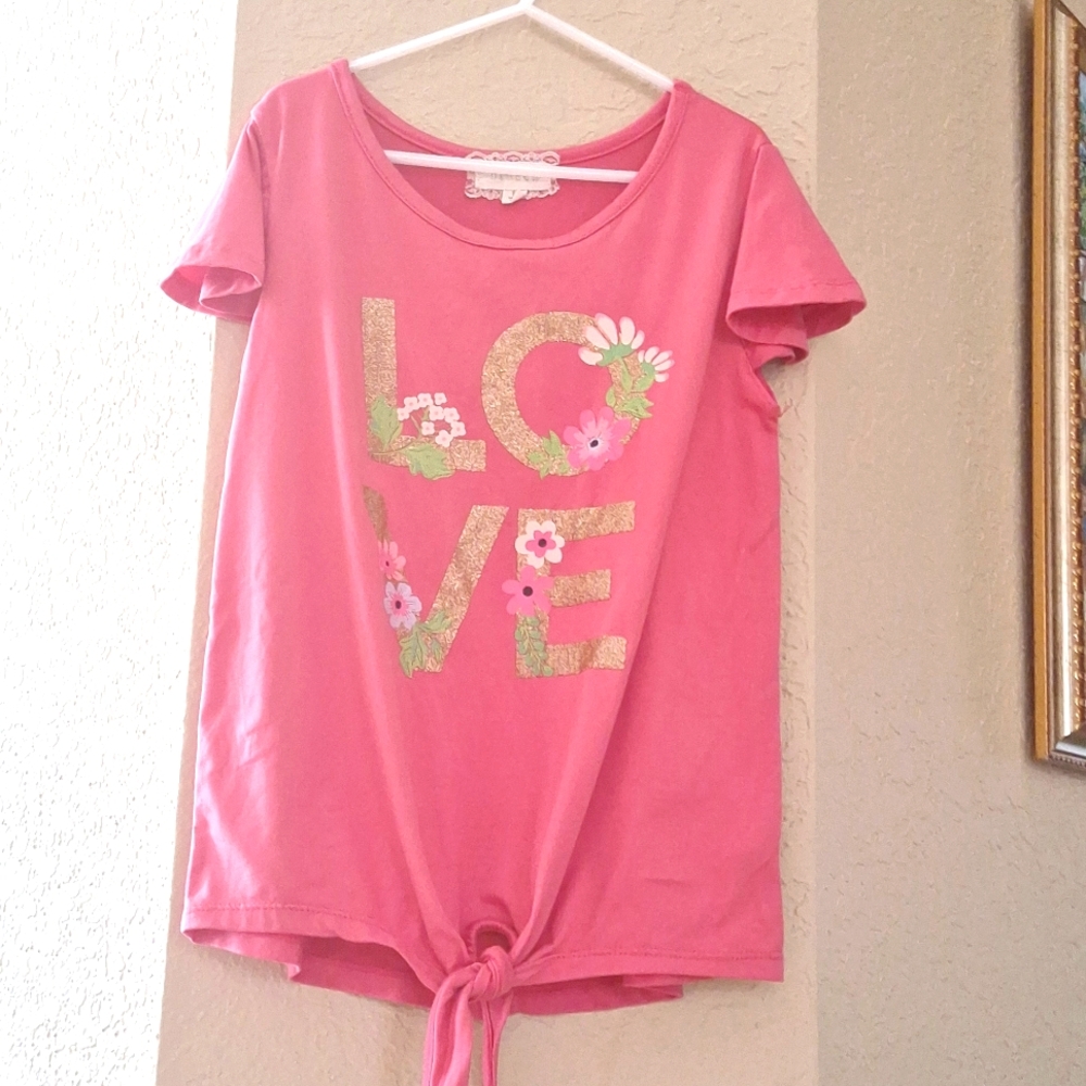 A pink shirt with short sleeves